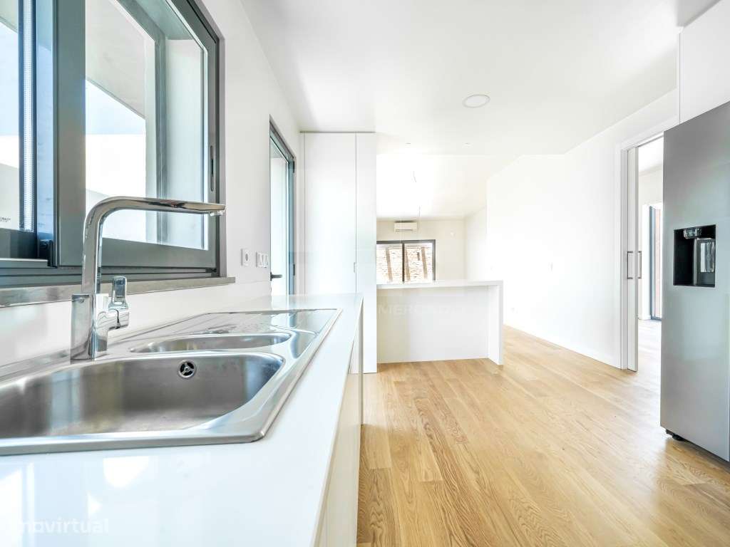 Moradia T4 unifamiliar, moderna, com piscina e estacionamento, Bice...-18