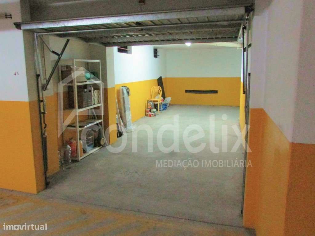 Excelente T2 perto do Arrábida Shopping para investidores-23