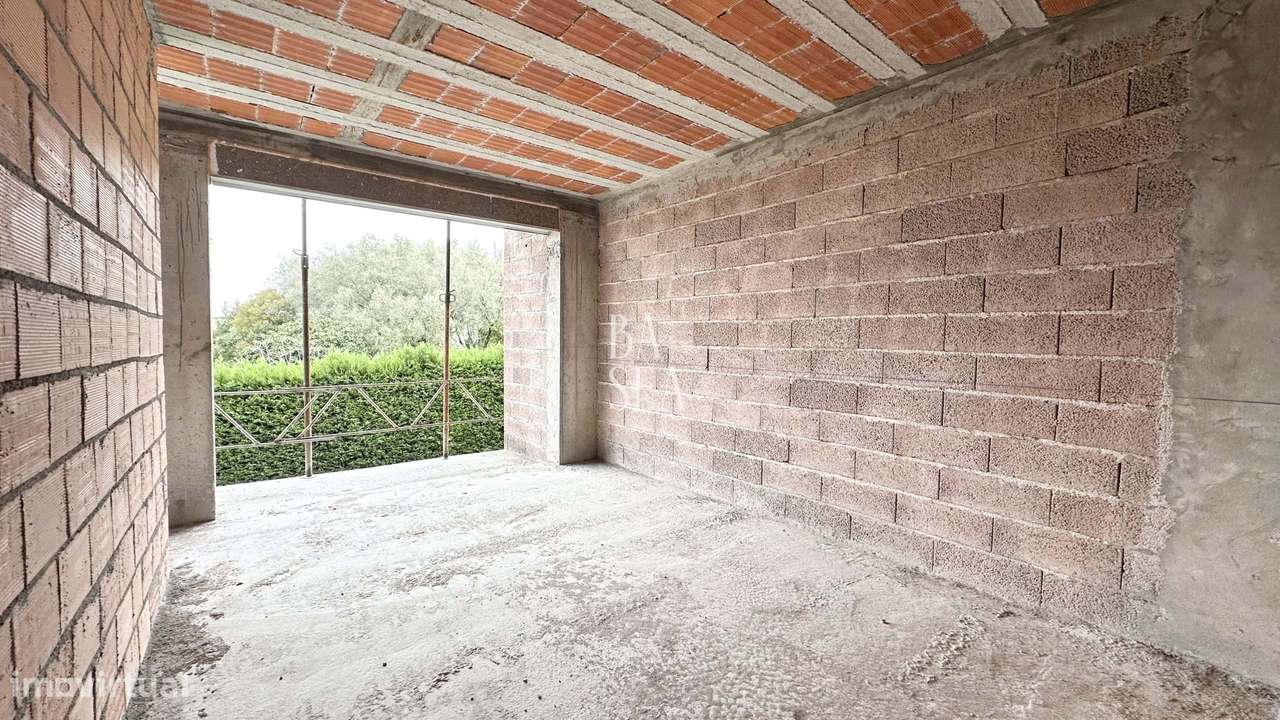 Moradia T3 em Estrutura com 3 Suítes em Lamaçães Braga-6