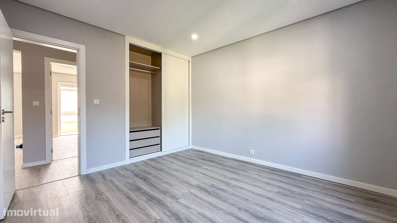 T2 renovado, com ótimas áreas e muita luz natural no centro de Almada.-15