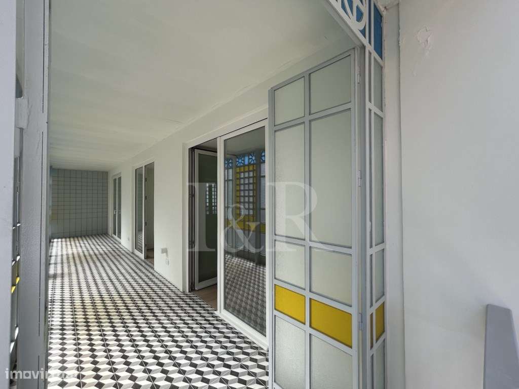 Apartamento T2 com varanda fechada e estacionamento junto à Av. Lib...-17