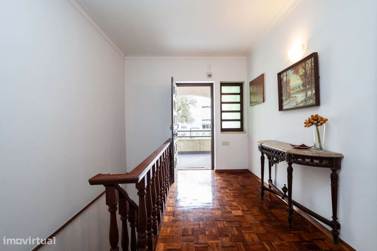 Moradia de grandes dimensões com amplo espaço exterior localizado na C - Grande imagem: 4/48