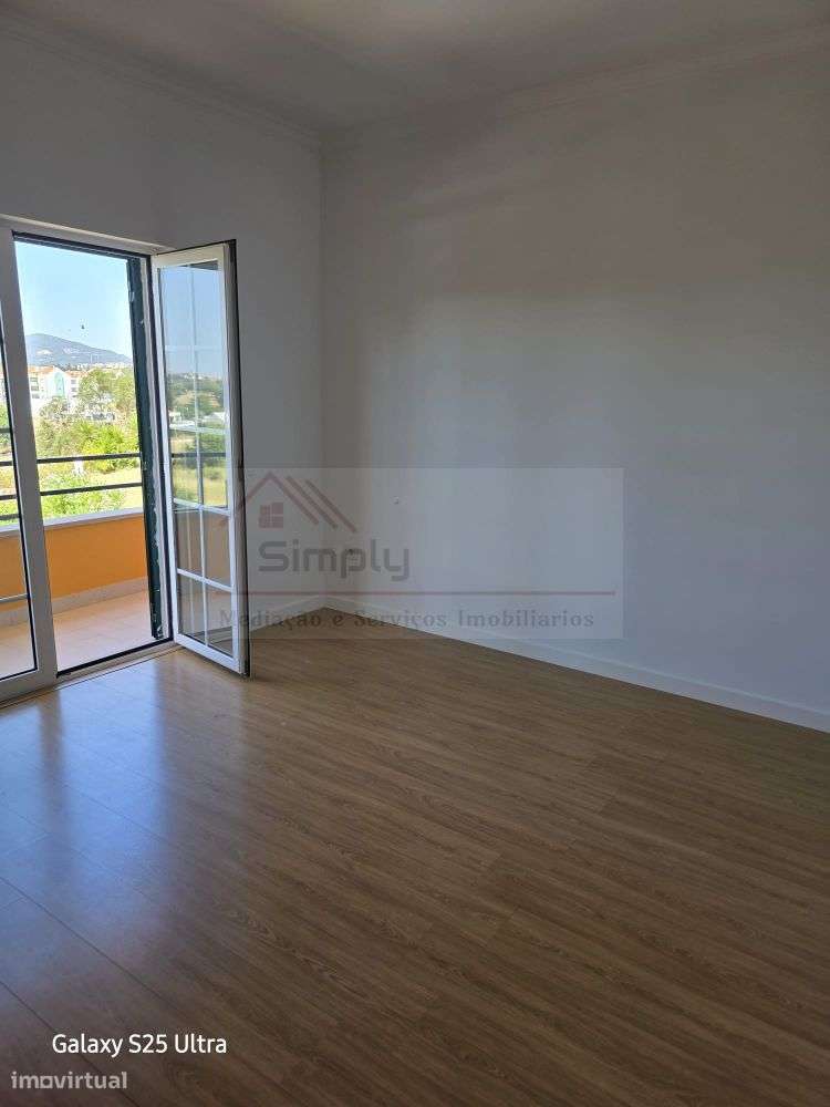 Moradia T4 com piscina e 900 m² de terreno na Quinta da Serralheira,-46