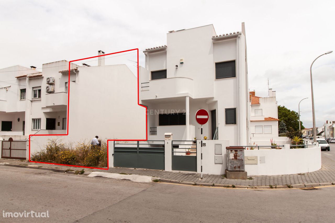 Quer construir a seu gosto? Lote para Moradia em banda T3, garagem e m