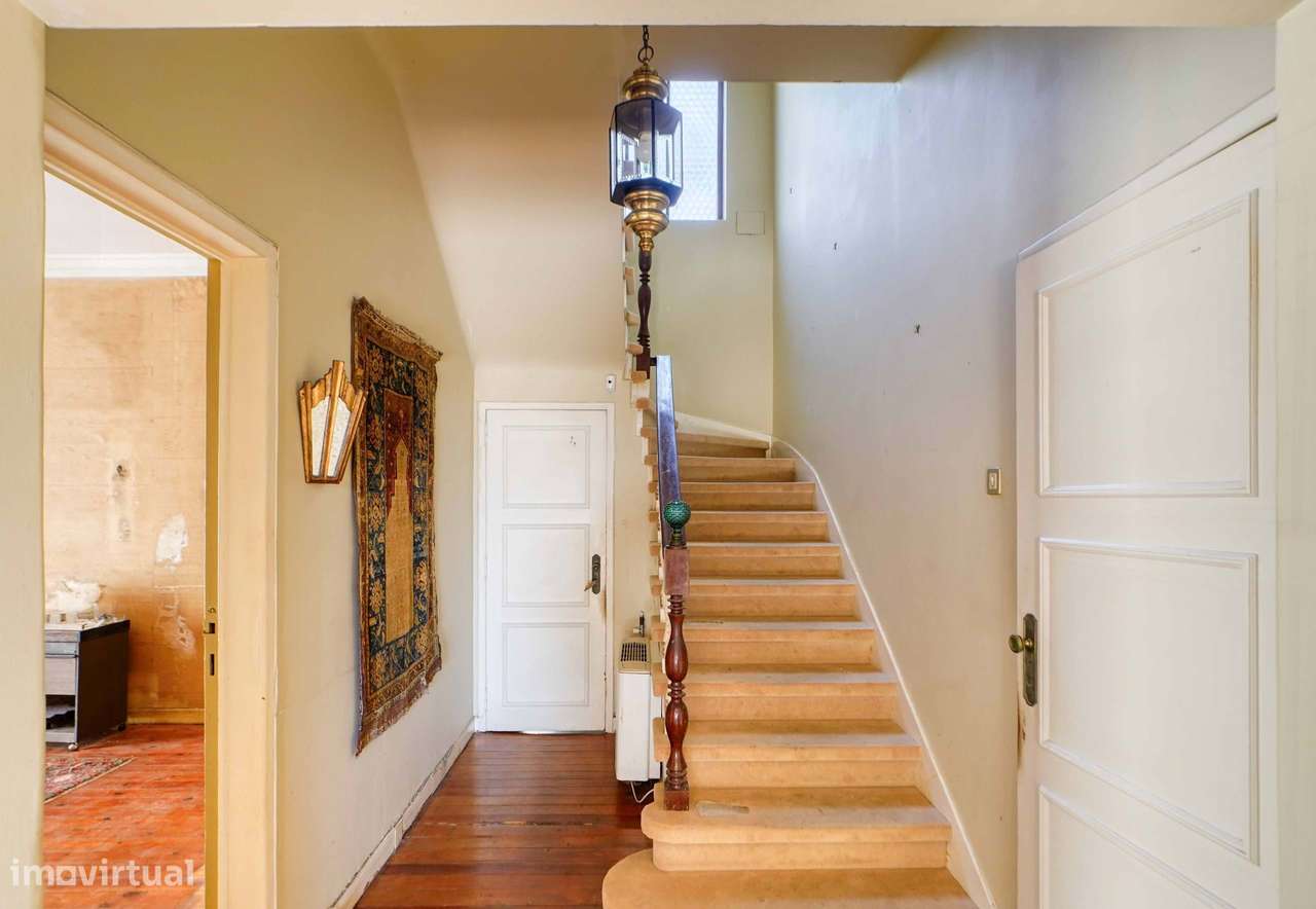 Moradia para recuperar no centro do Estoril, com piscina e vista mar-17