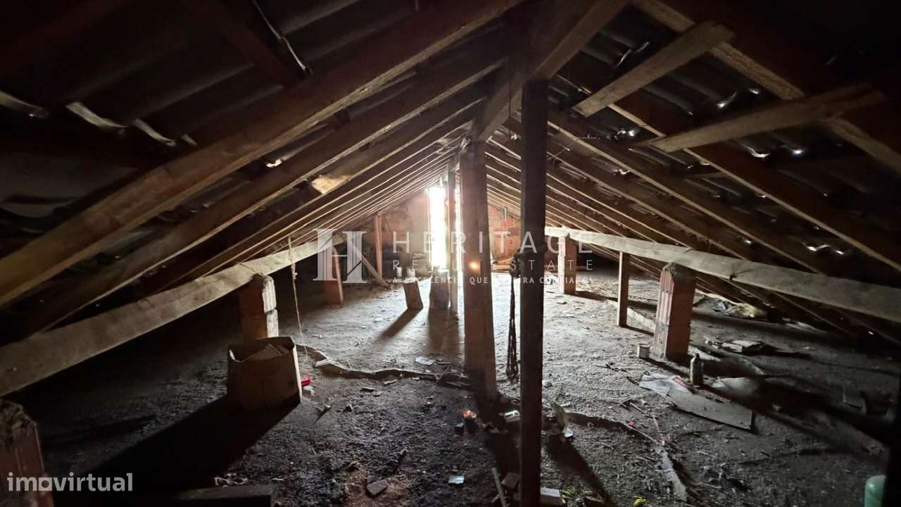 Moradia T2 a necessitar de obras e em fase de legalização-24