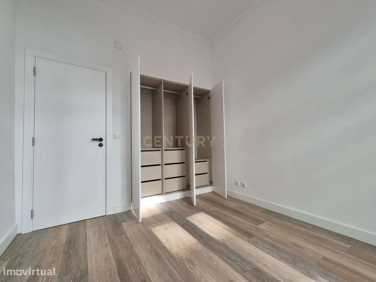 ✨ T2+1 Remodelado com Terraço no Coração de Arroios ✨ Rua José Falcão - Grande imagem: 2/27