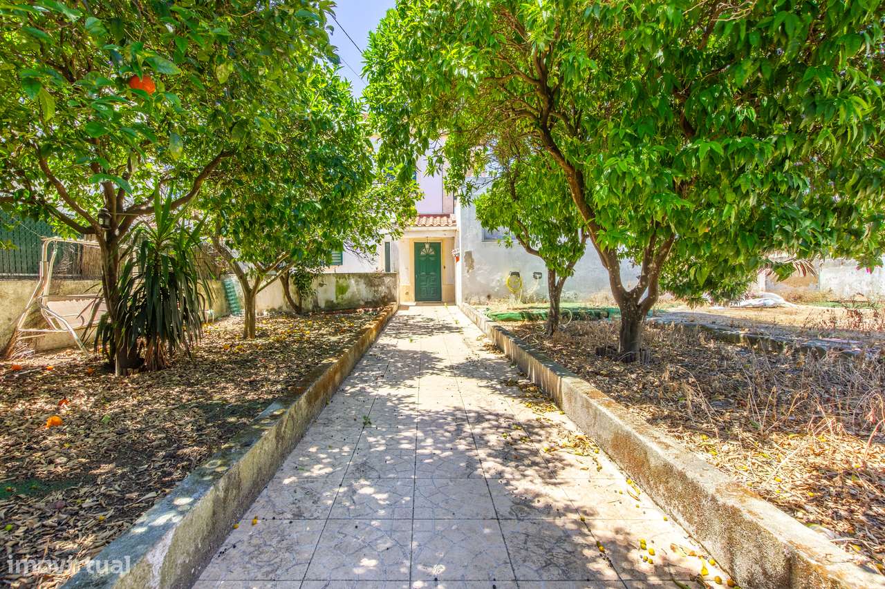 Quinta do Conde - Moradia isolada inserida em terreno de 646m²-10