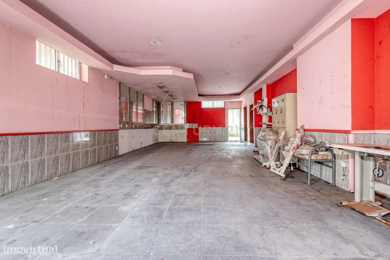 Loja com 136m2 Logradouro e Cave em Rio Tinto-6