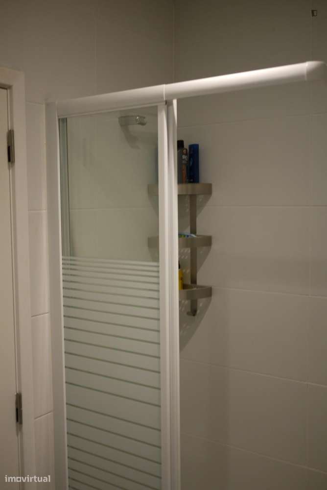 Quarto - localizado em Baixa Coimbra - Grande imagem: 3/16