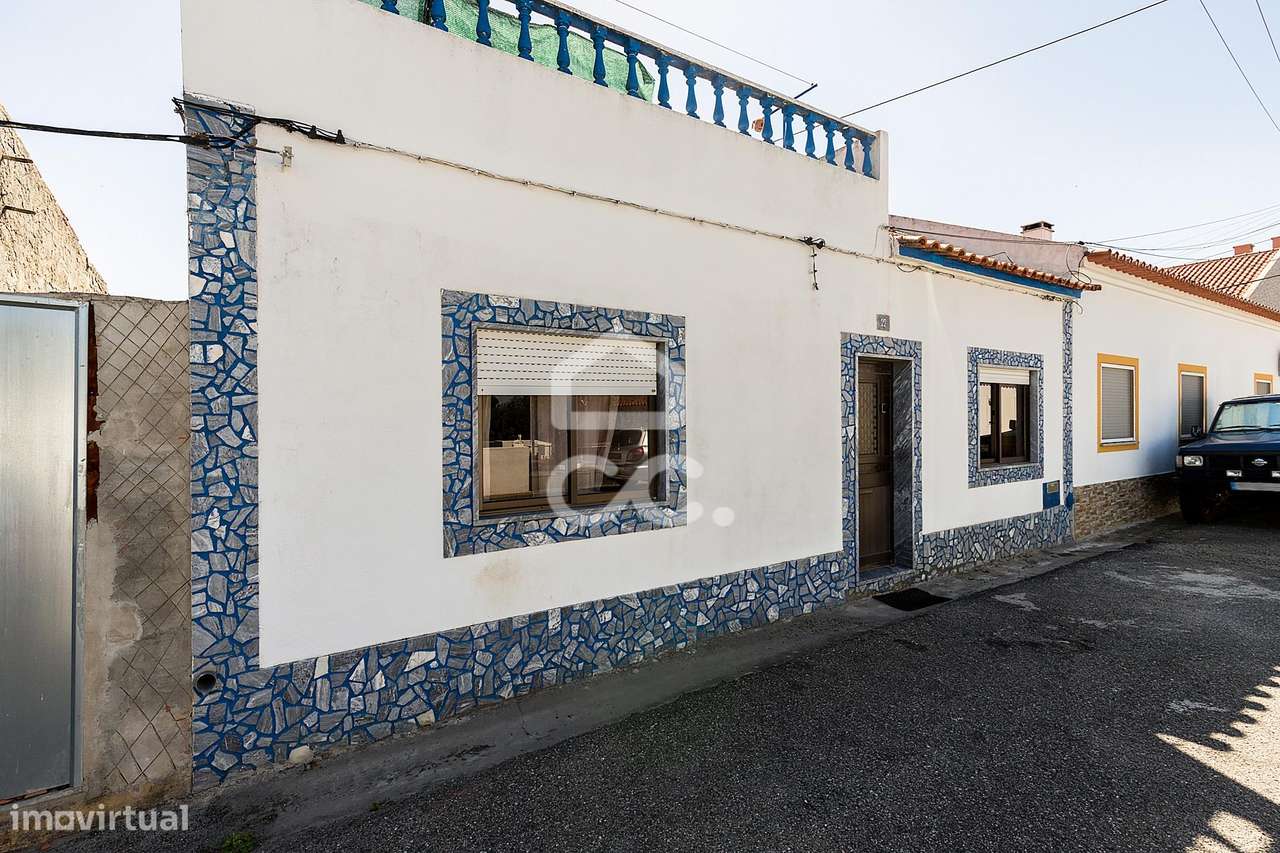 Moradia T3 c/ Quintal, Terraço e Aproveitamento de Sótão nos Canaviais-22