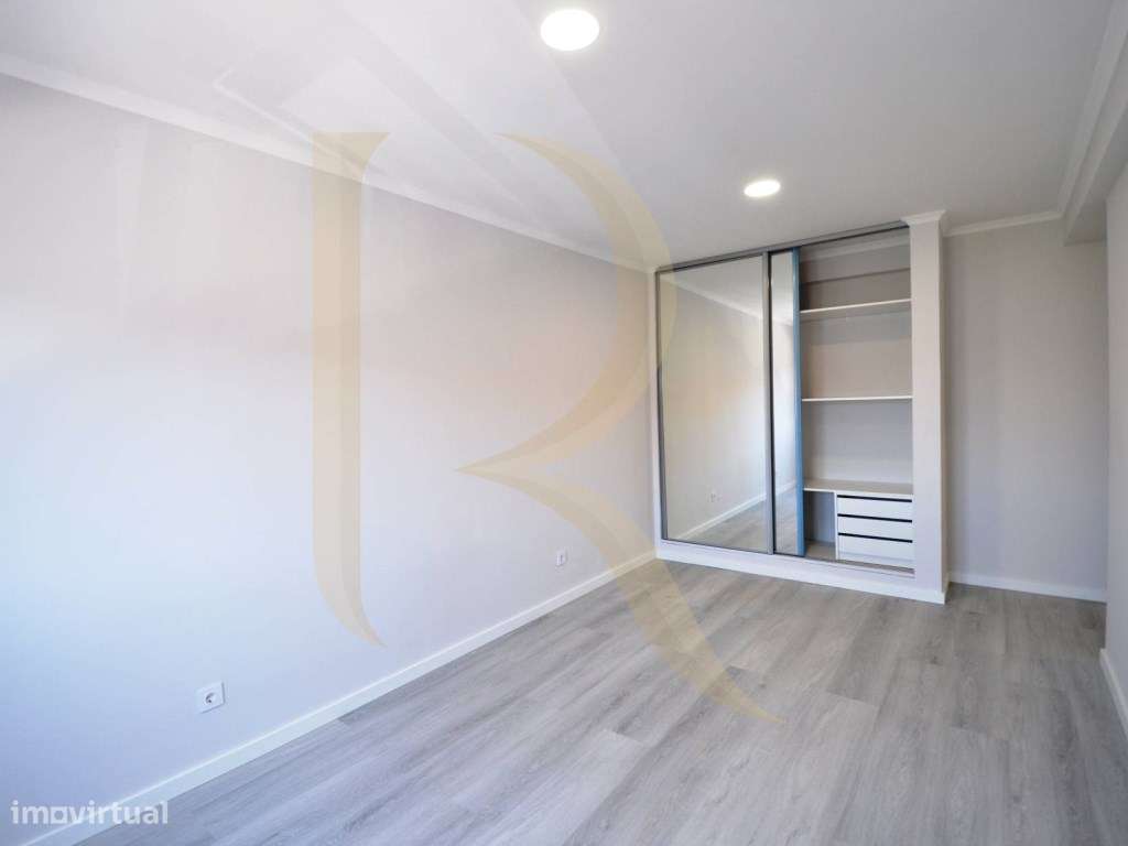 Apartamento T4 remodelado com varanda na Cruz de Pau-15