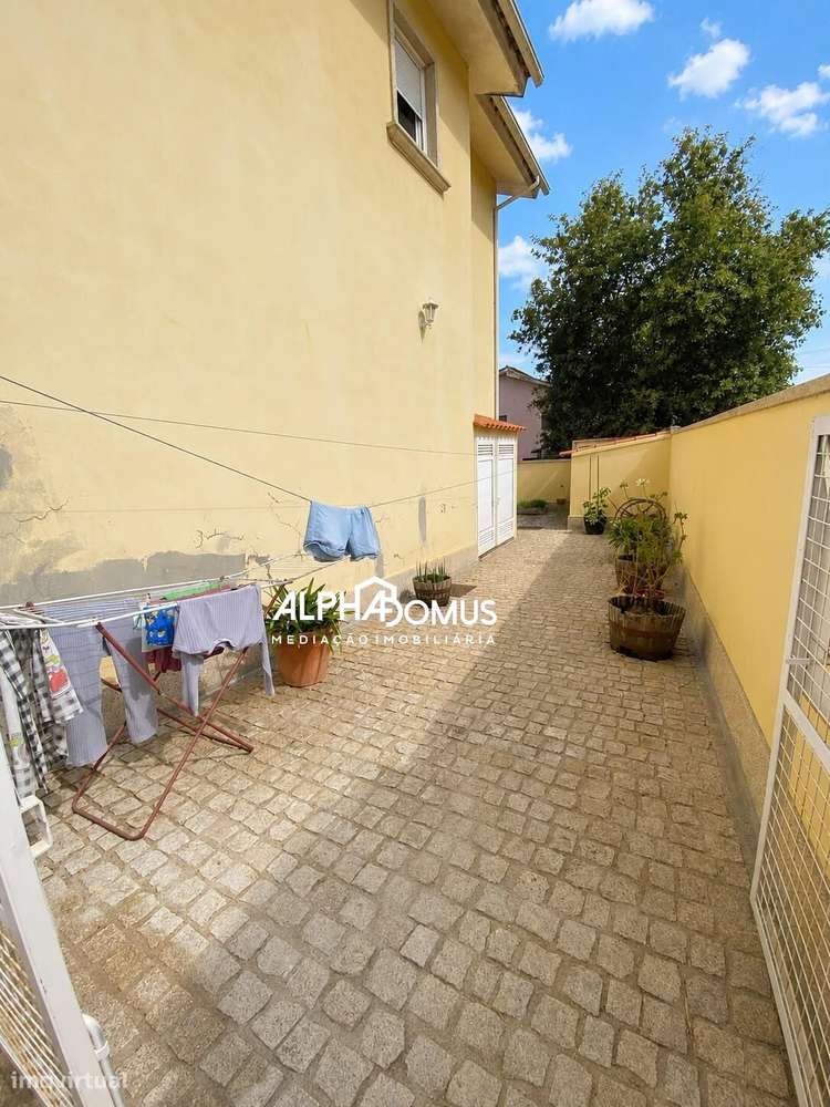 Moradia T4 com Suite, Sotão, Garagem e Espaço Exterior em Valença-40