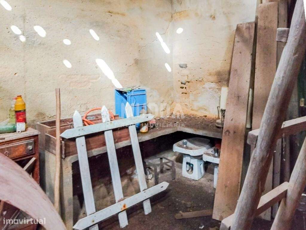 Ruína para recuperar com terreno de 1.050 m2 poço e árvores de fruto A-10