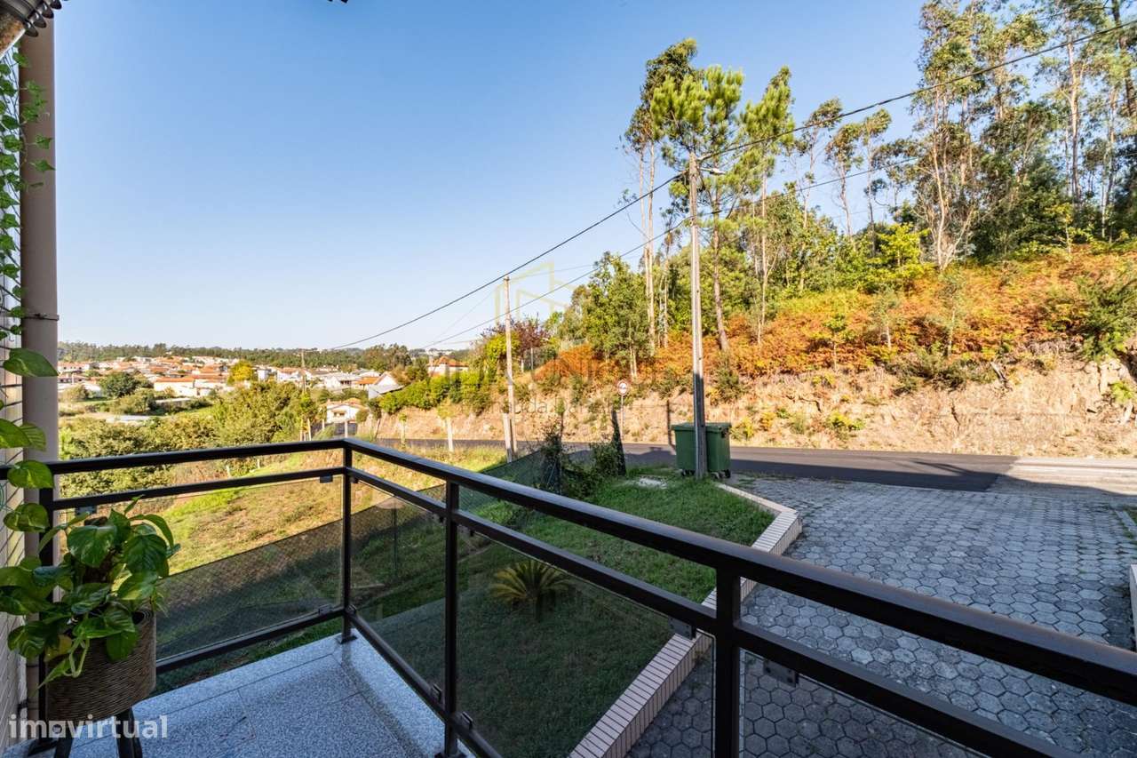 Apartamento T3 com Varanda e Garagem na cave para 2 carros em Fornos-7