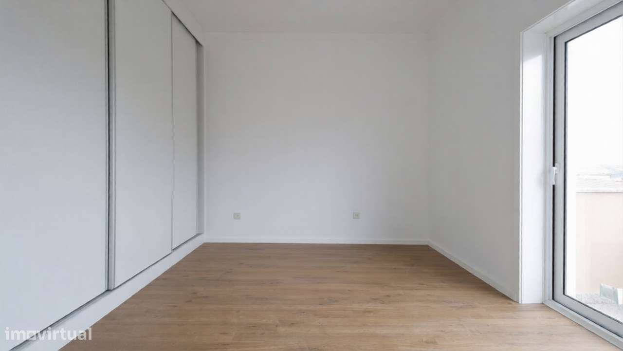 T3 | Varandas | Box | 2 WC's | Excelente localização | 100% Renovado-16