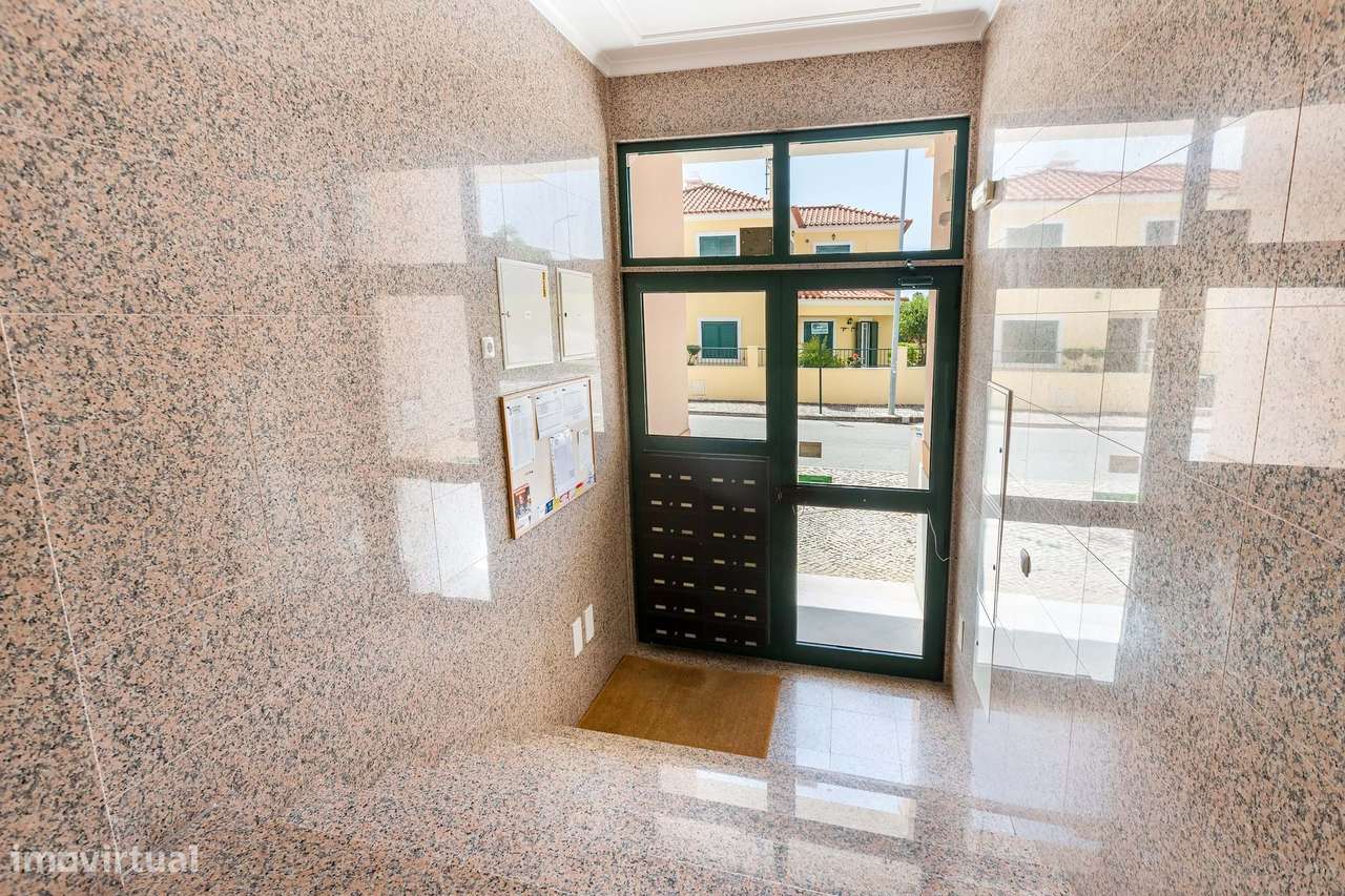 Moderno T2 em Loures / Prédio de 2007 / Arrecadação-17