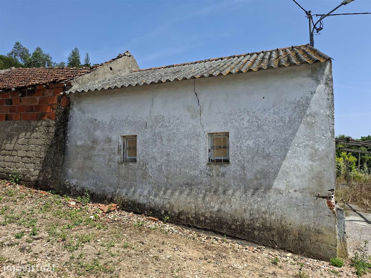 Propriedade Única com 2 Casas para Recuperação e Terreno de 2,6 Hectar-5