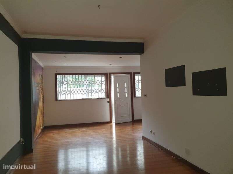 Apartamento T2 com 111 m2 no Porto-4