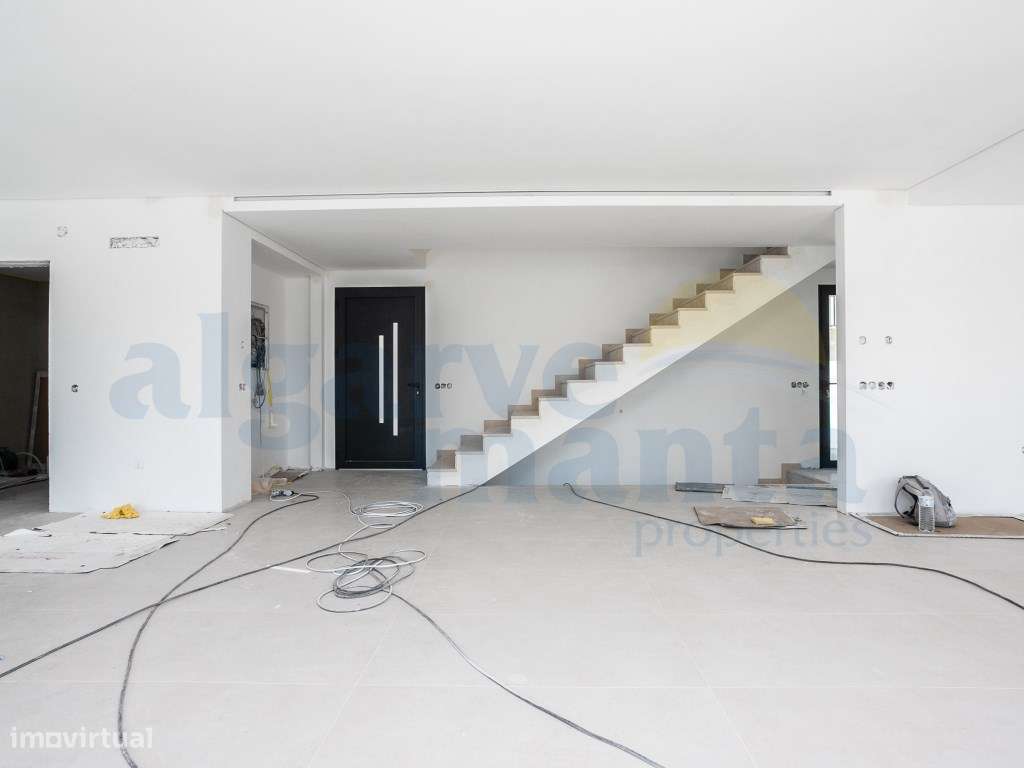 Moradia T4 de Arquitetura Contemporânea com Piscina, Rooftop e Vist...-16