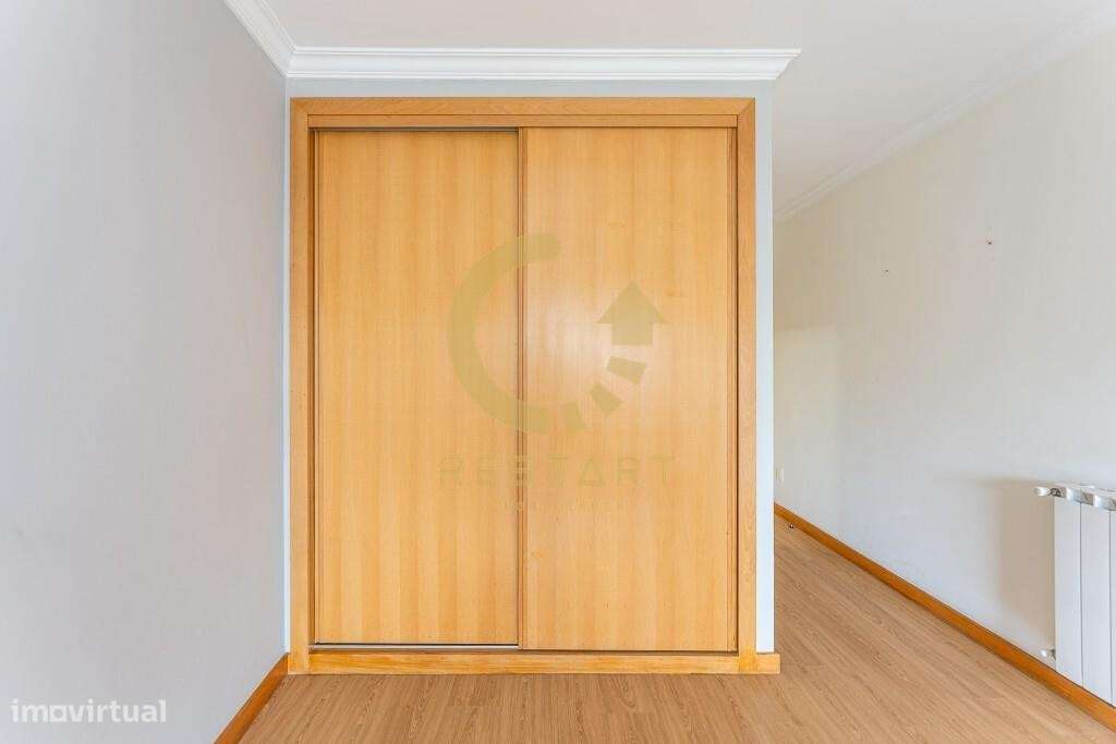 Apartamento T3 com excelente exposição solar, box fechada e junto ao m-38