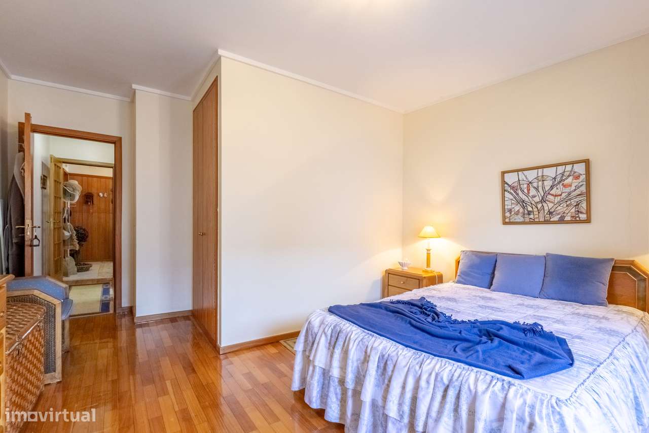 Apartamento T3, prédio com elevador e garagem!-17