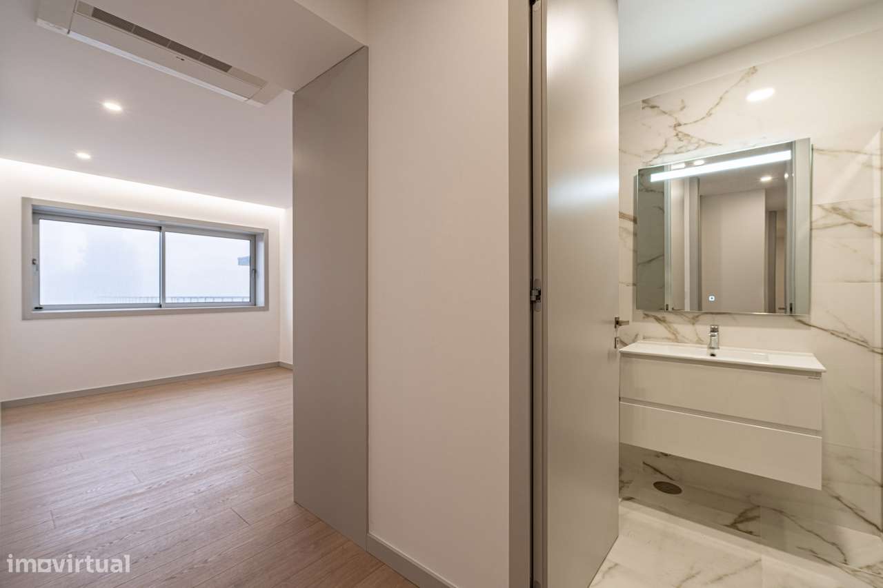 T4 amplo, 4 suites e estacionamento 4 carros – Marquês, Porto-36