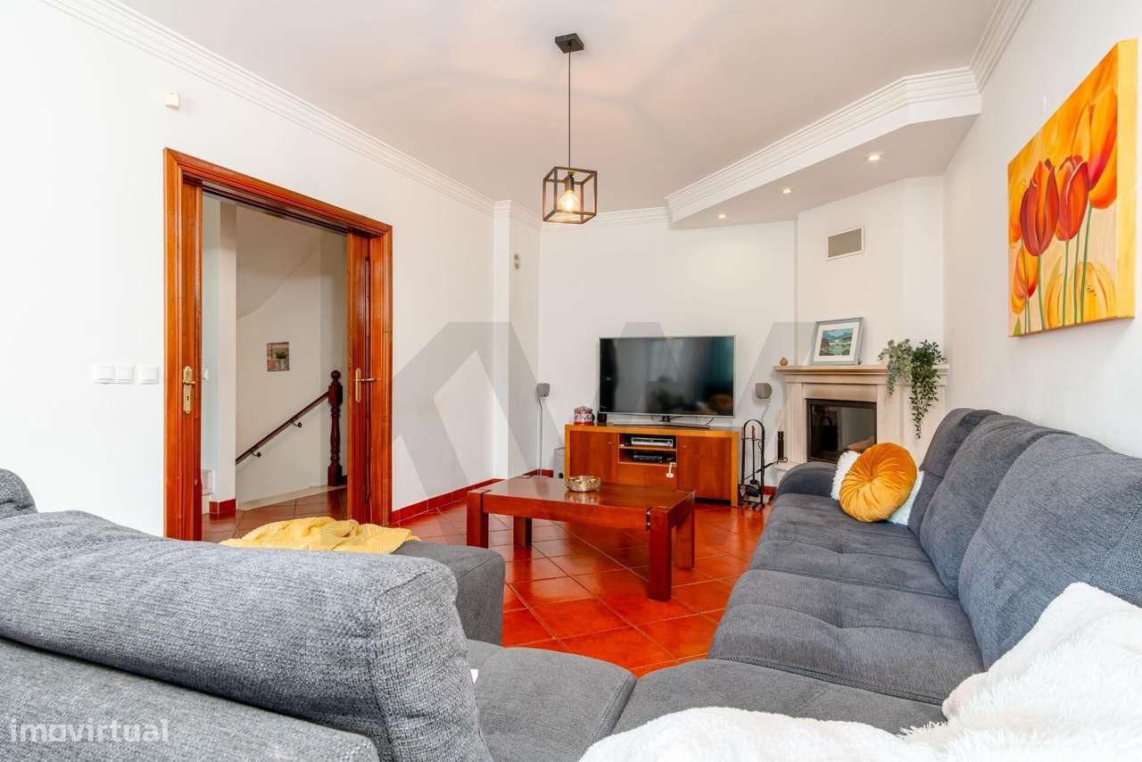 Moradia em Banda T4+1 com Jardim, Garagem e Sótão-14