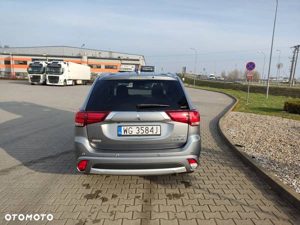 Mitsubishi Outlander 2.0 4WD Plug-In Hybrid - 5