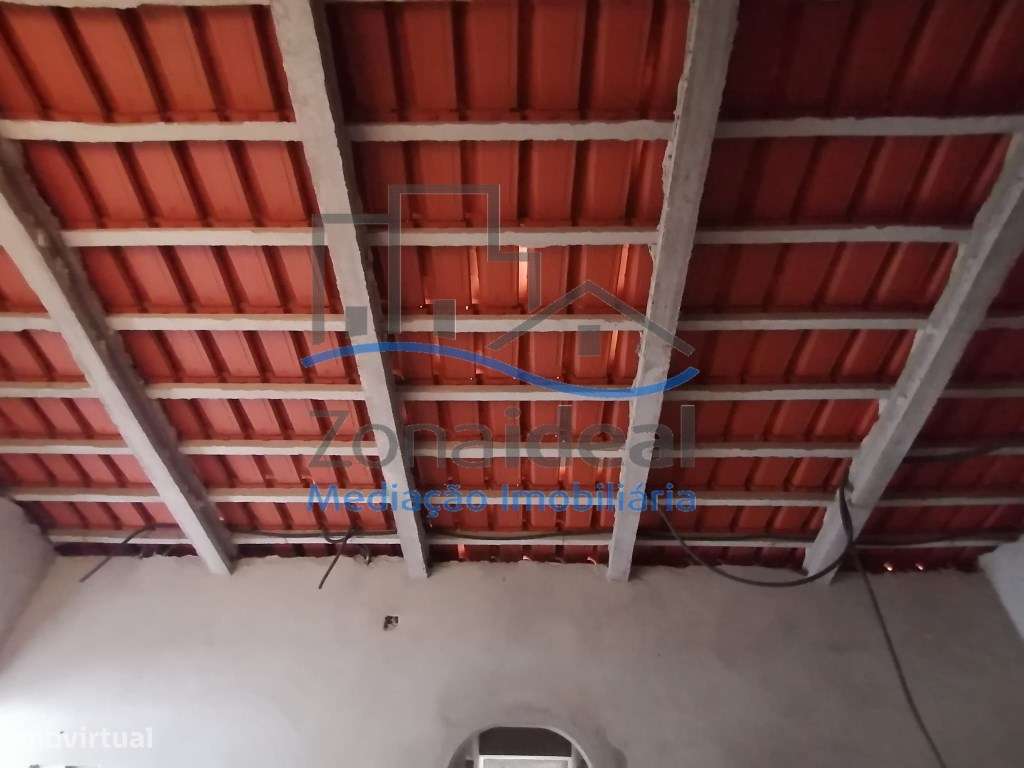 Moradia com quintal e terreno, localizada em Estribeiro, Abrigada, ...-7
