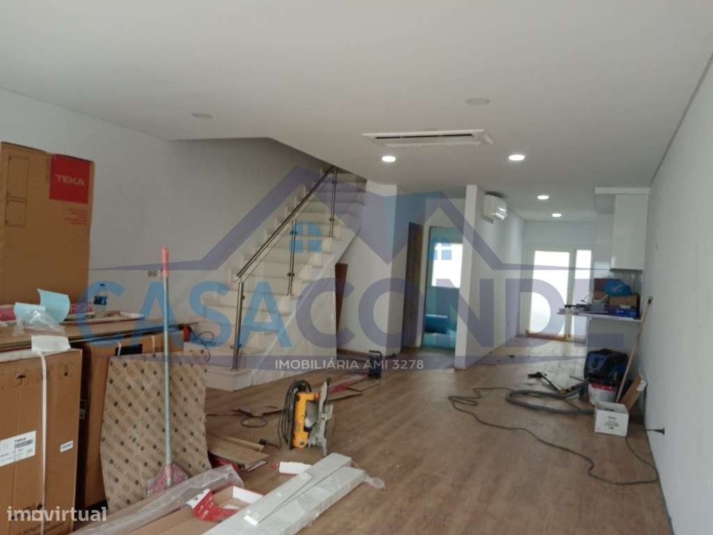 Moradia em Banda c/Excelentes Areas-5