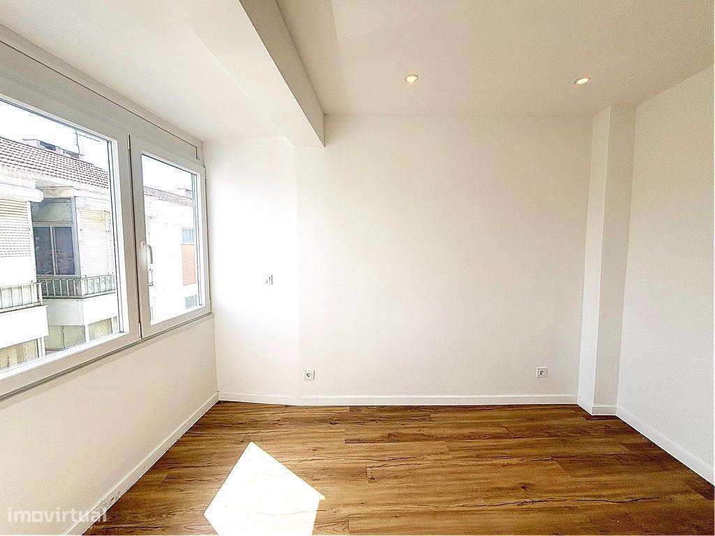 T2 Remodelado com Excelente Luz Natural no Forte da Casa!-12