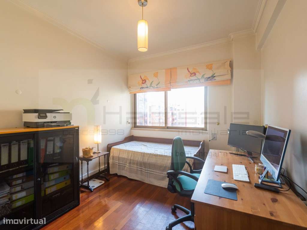 T4 com parqueamento e arrecadação a 2 min. do metro do Lumiar-24