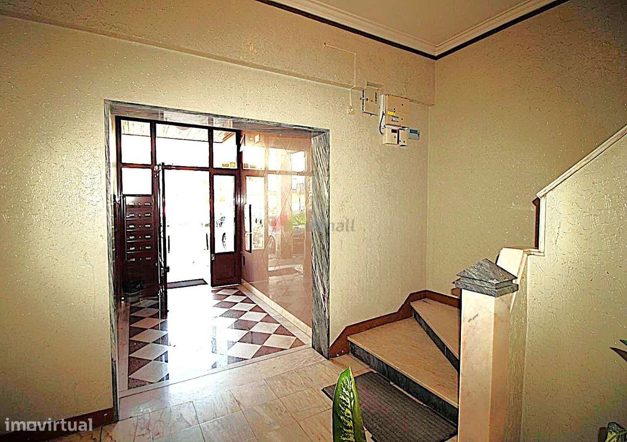 Apartamento T4, 3º andar, Totalmente Remodelado na Amora-26