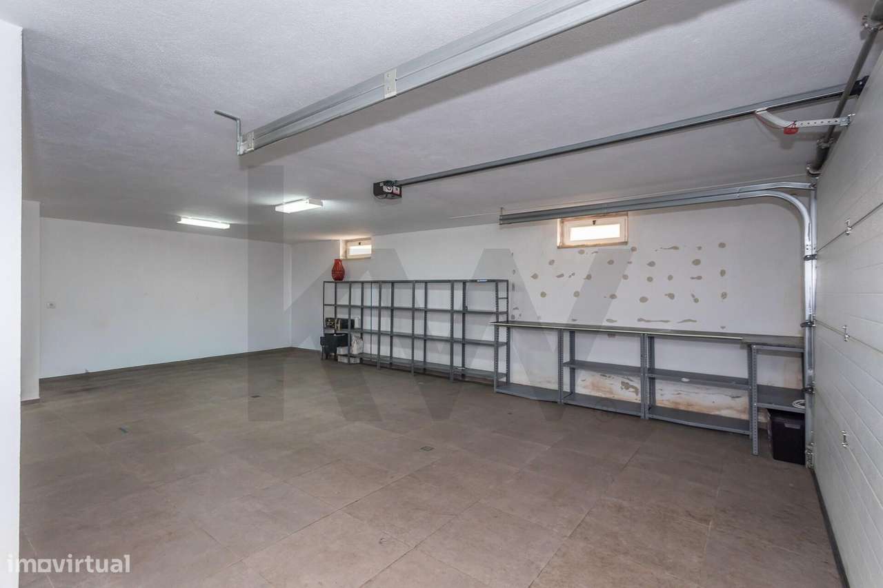 Moradia Isolada T4 Moderna no Algueirão: 311m2, Sala de Cinema, Garage-42