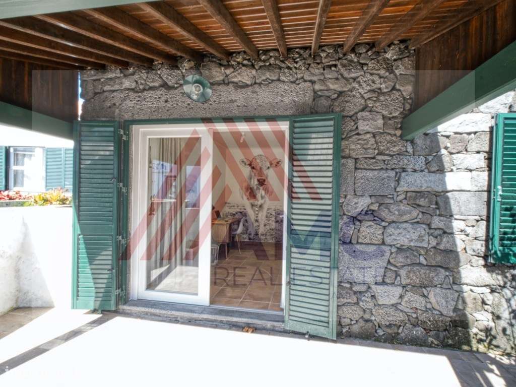 MORADIA COM 2 PISOS NO CORAÇÃO DA VILA MADALENA DO PICO - Grande imagem: 3/25