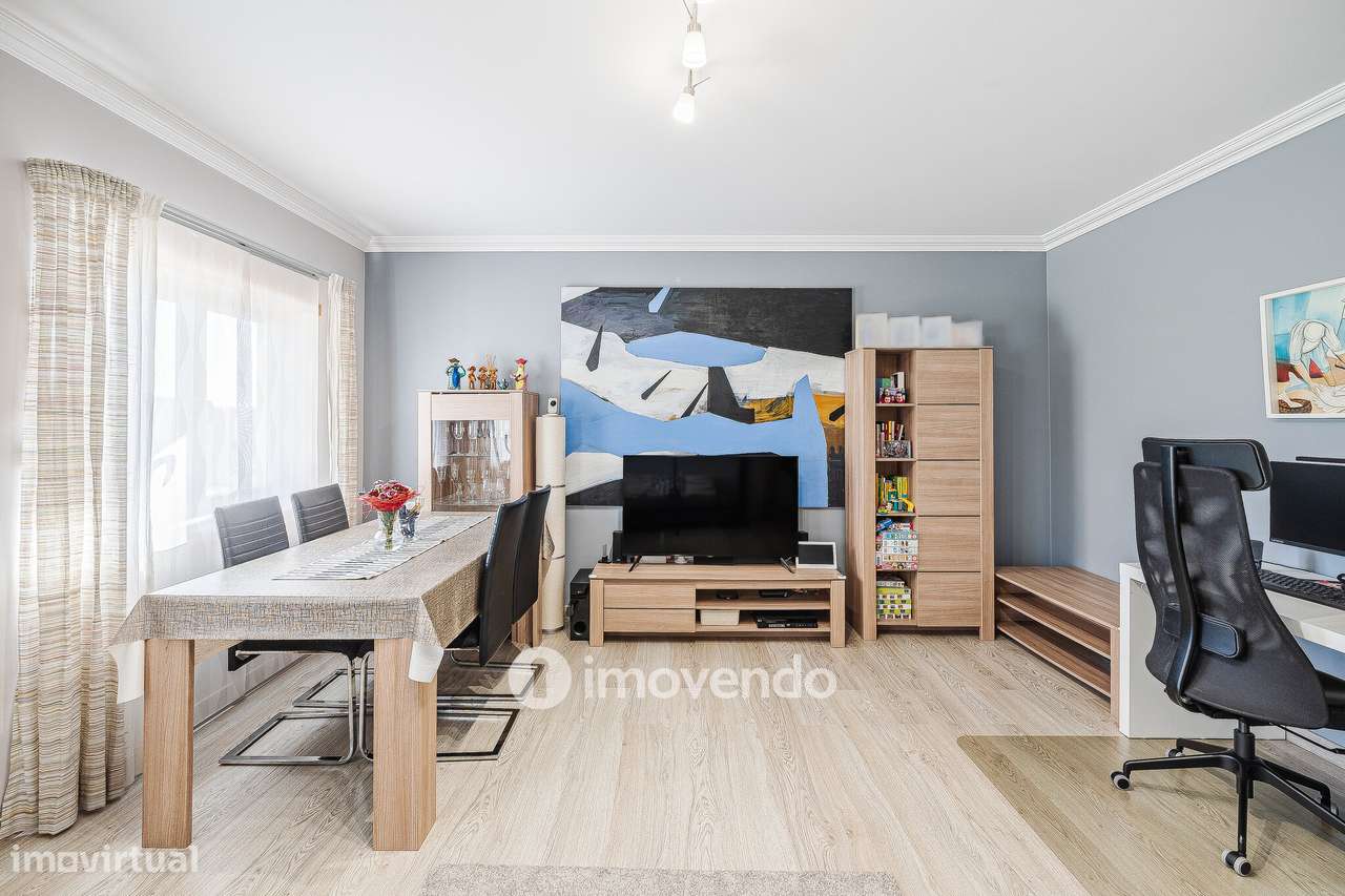Apartamento T2, com estacionamento e arrecadação, em Vialonga-9
