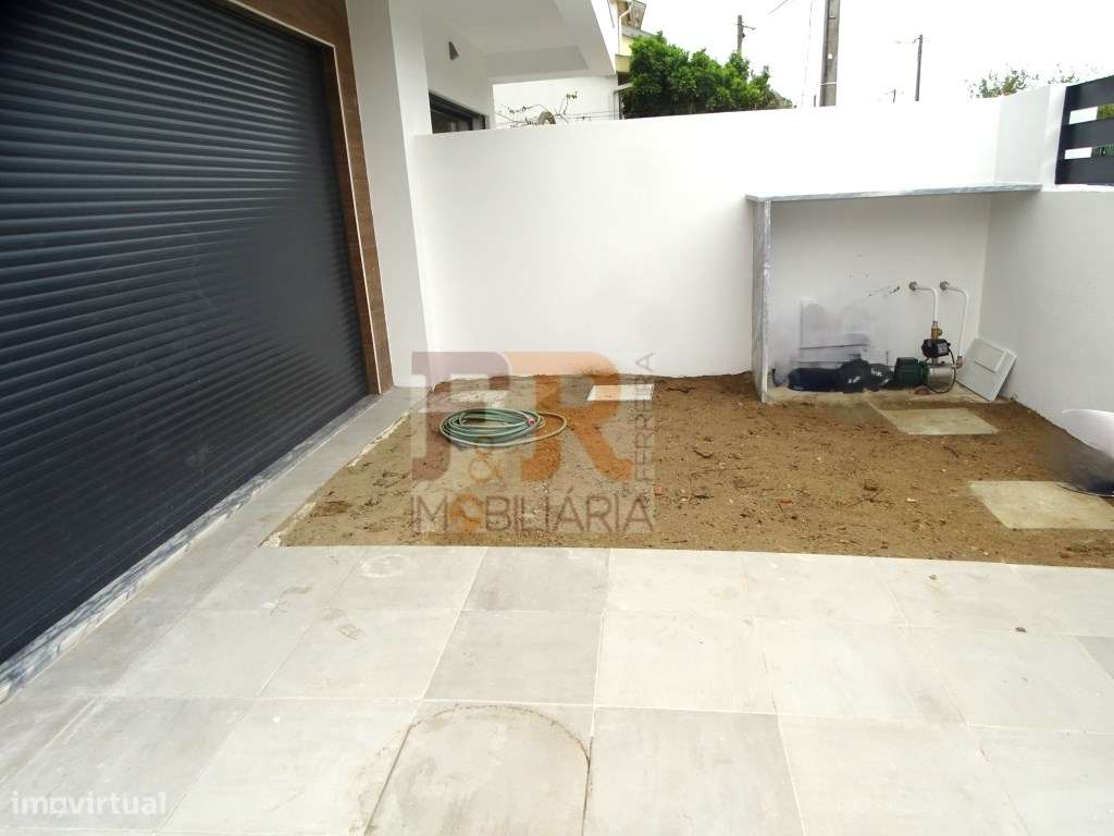 Moradia Geminada Triplex T3+1 com Cave Fernão Ferro - Grande imagem: 5/37