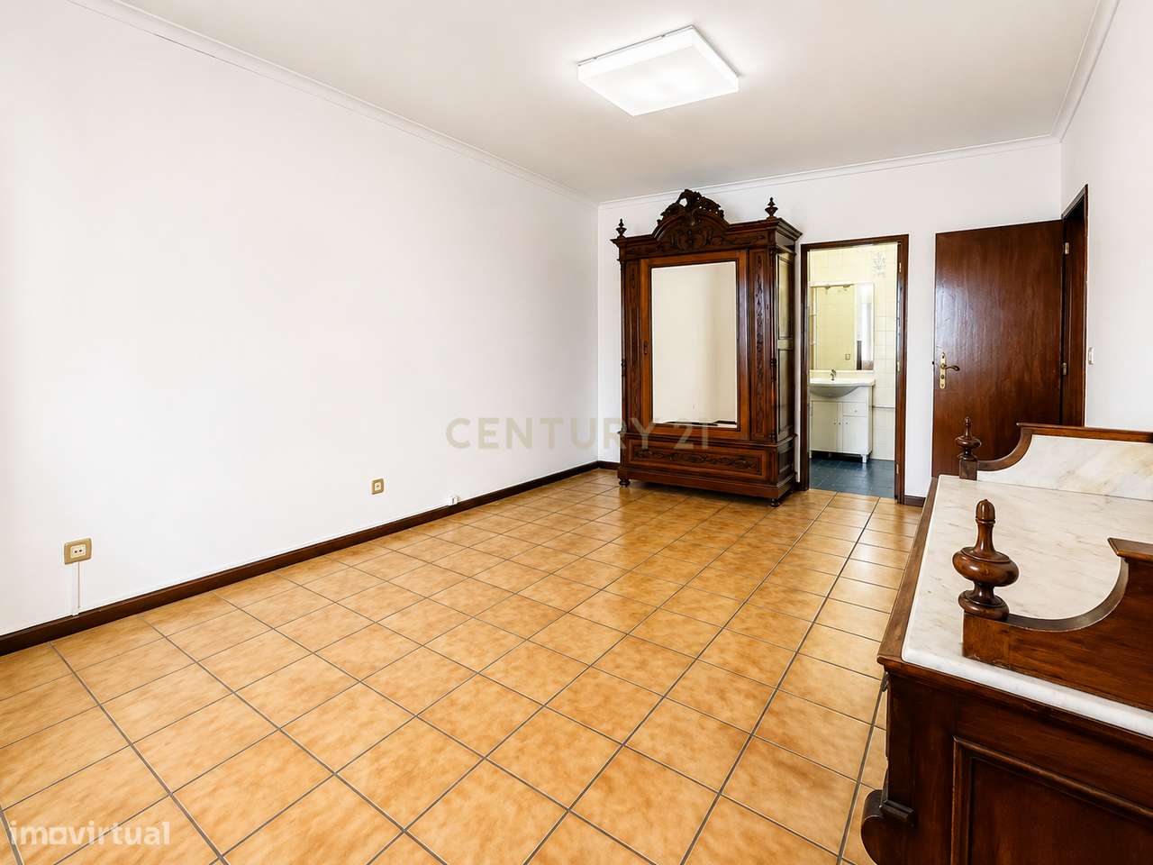 Moradia T5 com Terrenos para Construção no Largo da Feira – Lanheses,-7