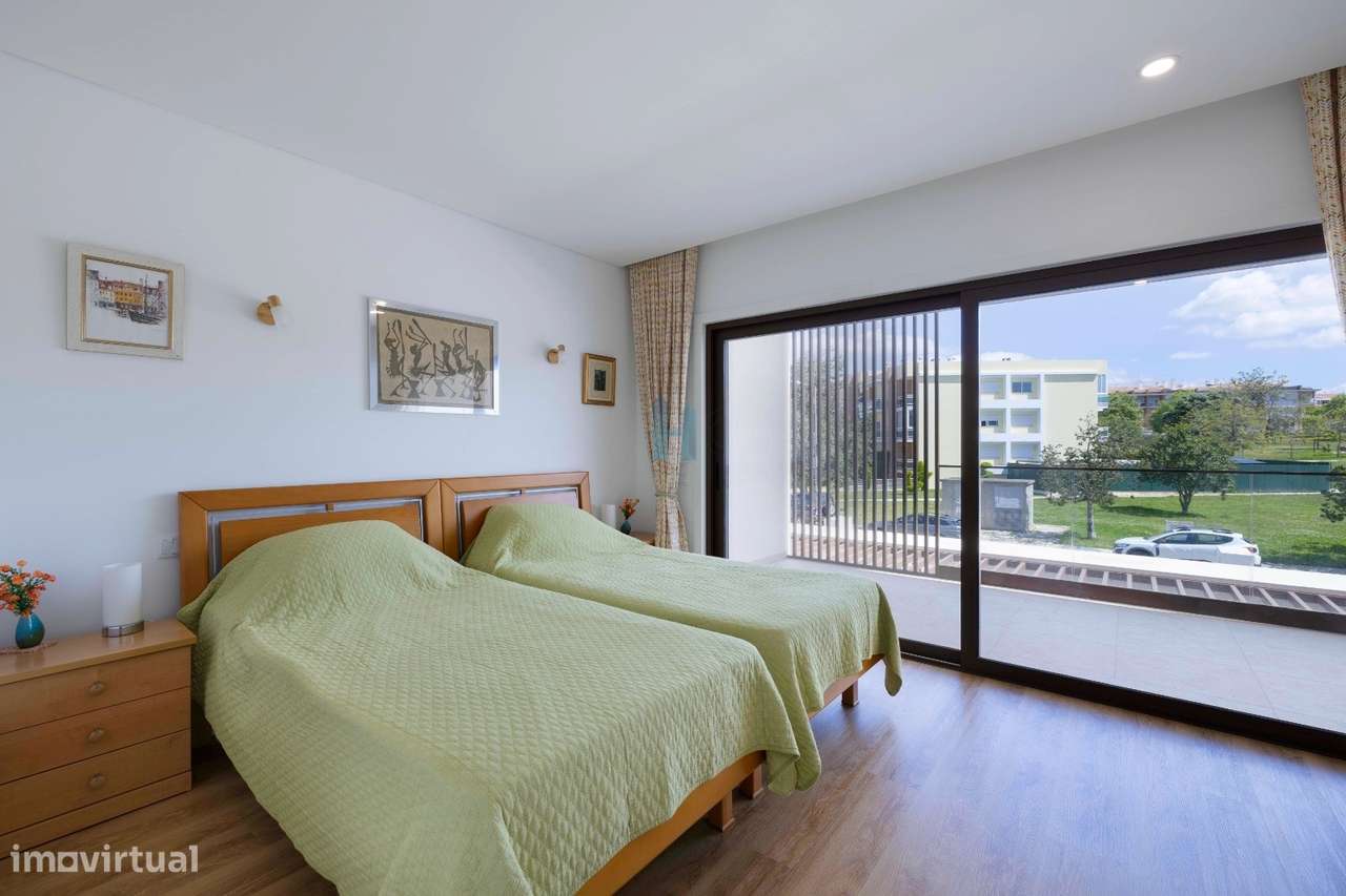 Moradia, semi-nova, com piscina e garagem-24