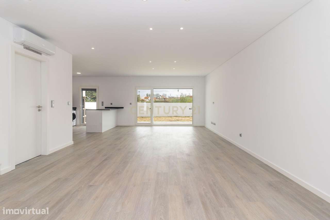 Moradia T4+1 - Nova - Foros de Amora - Grande imagem: 2/60