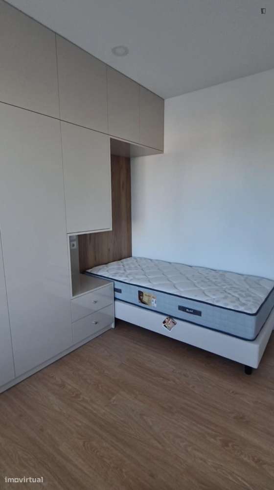 Quarto - localizado em Aveiro - Grande imagem: 5/12