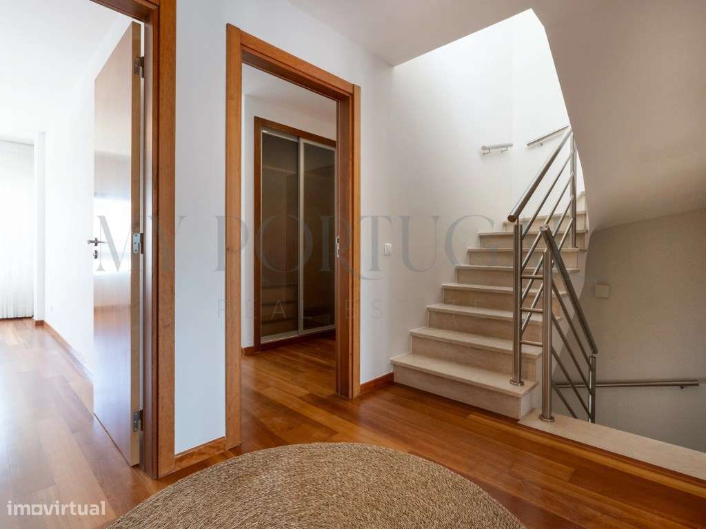 Elegância e Modernidade: Moradia T4 de Luxo com Rooftop em Alcochete-32