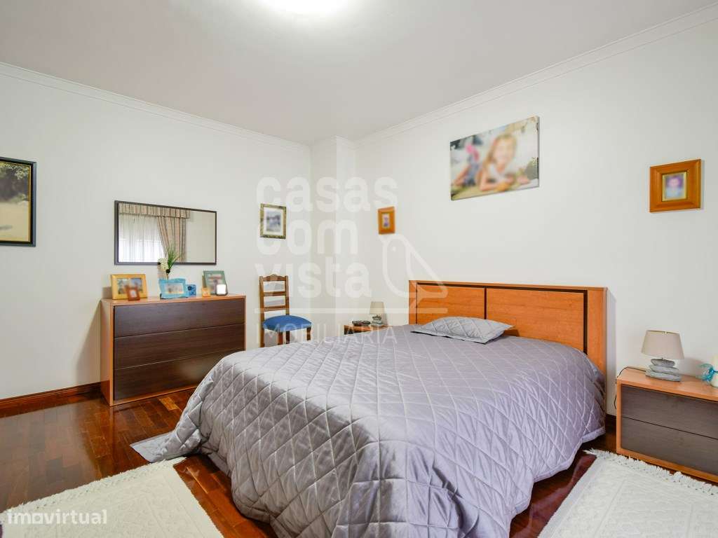 Moradia T4 em Leiria com garagem dupla e cave, ideal para projeto d...-16