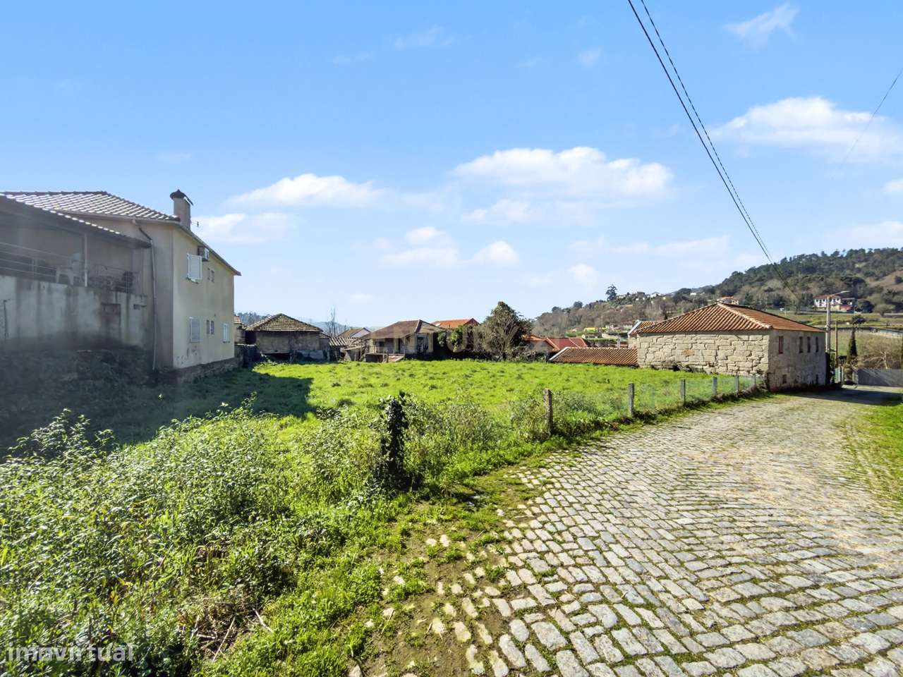 Moradia em pedra para reconstrução com projeto hoteleiro aprovado em A-15