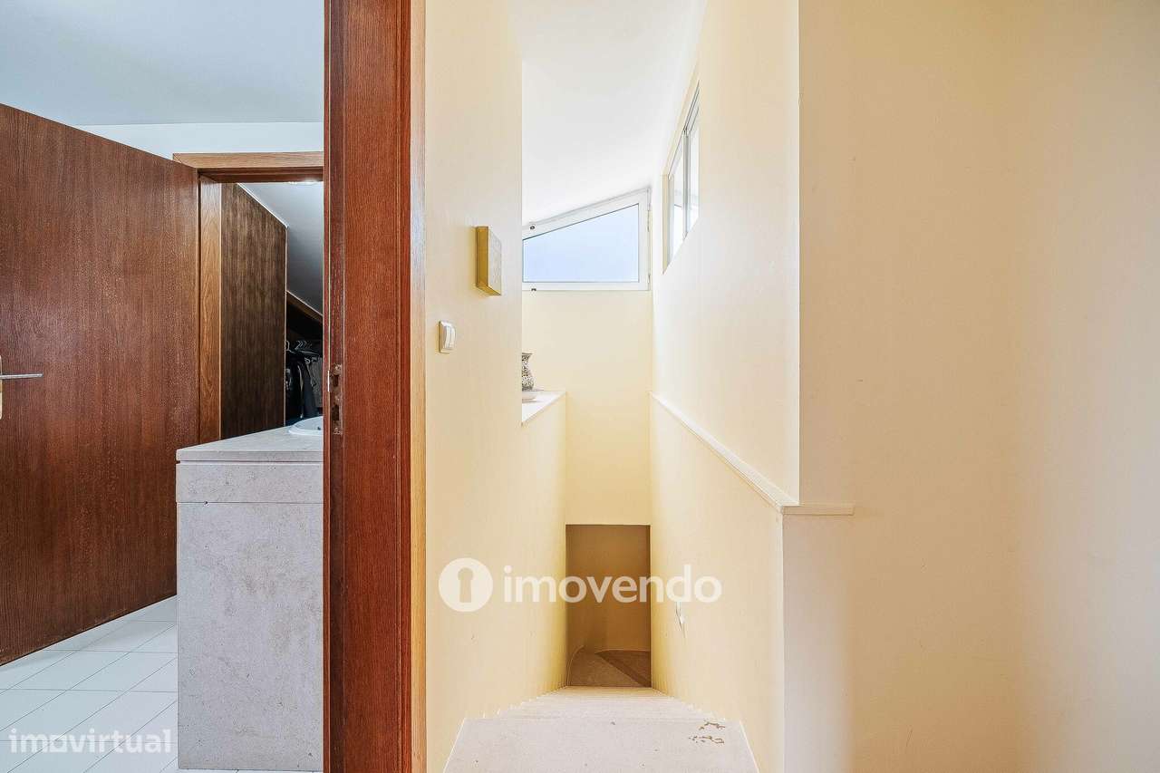 Moradia T5+2 com garagem, em condomínio com piscina, em Murches-41