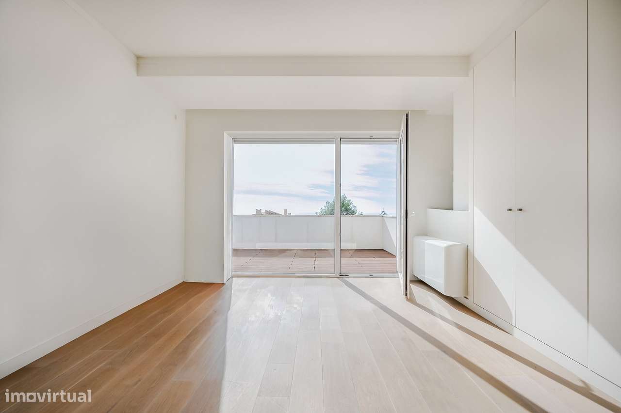 Moradia T4 com Piscina e Terraços Panorâmicos, Parede-45