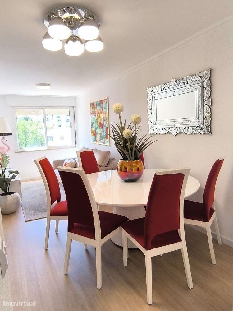 Apartamento T2 em Massamá Renovado com varanda e elevador-6