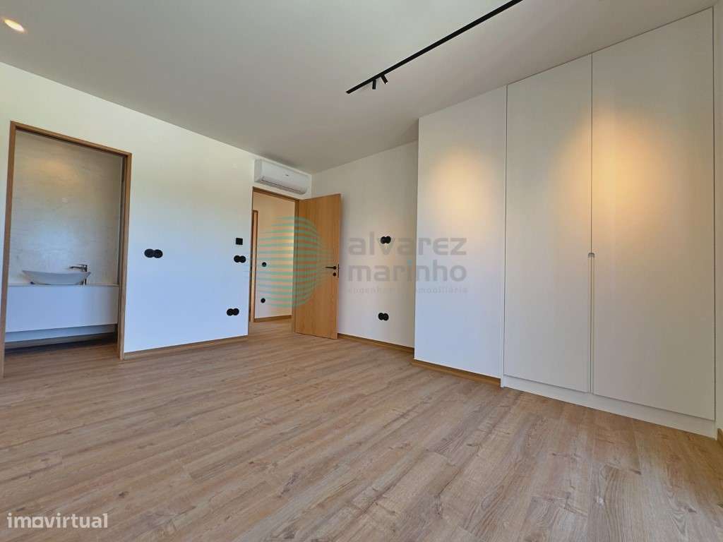 Moradia T4 Independente de Design Contemporâneo com Piscina e Garagem-21