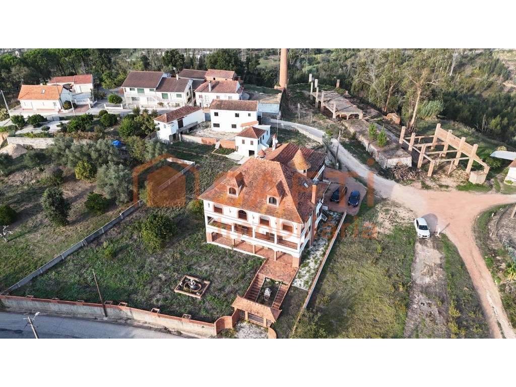 Palacete, T12, com Garagem e 3 Moradias independentes T1, T1, T2, e... - Grande imagem: 4/10